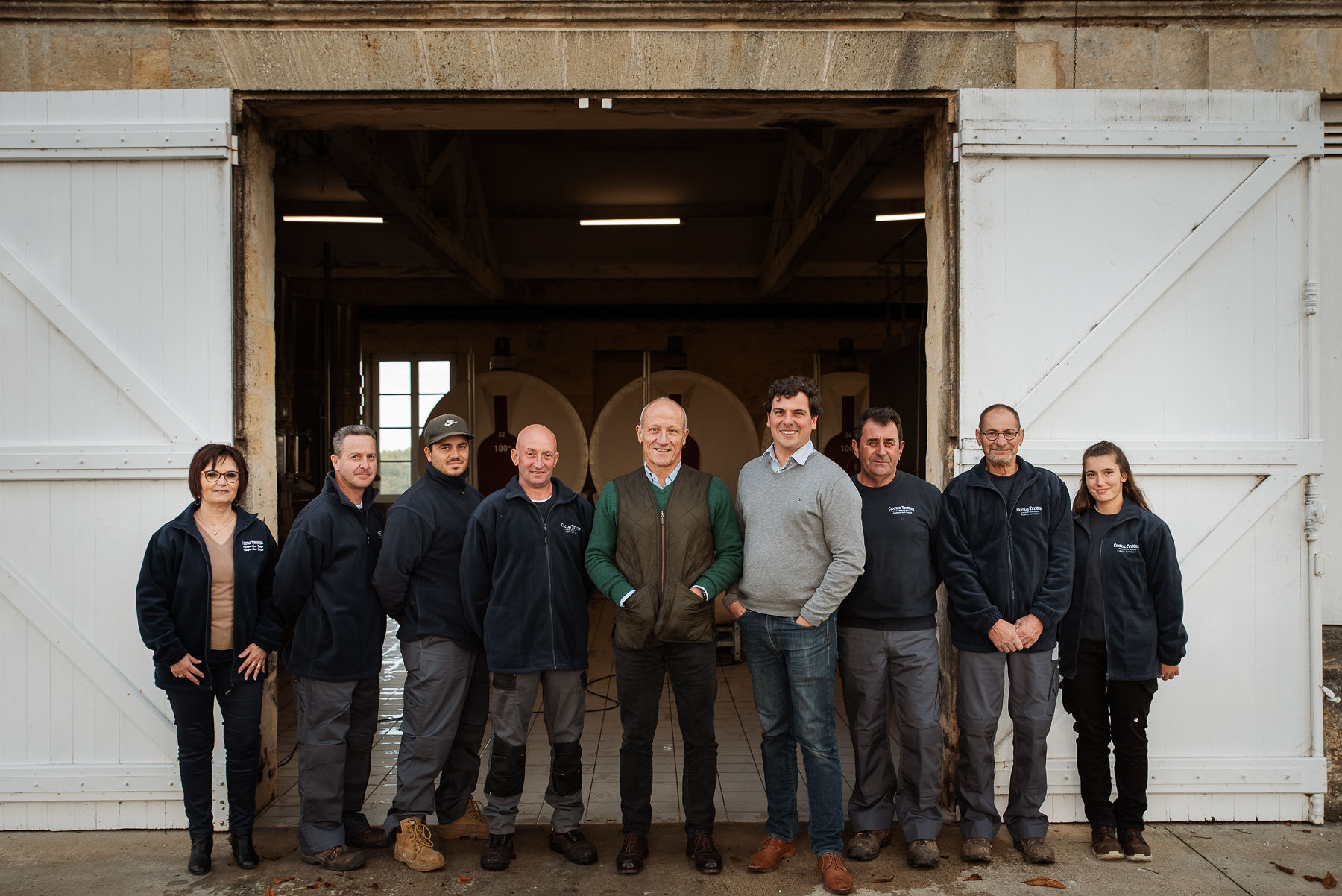 Equipe du Château Teyssier devant la propriété, Antoine DARQUEY ET Thomas DURAND-TEYSSIER sont au centre