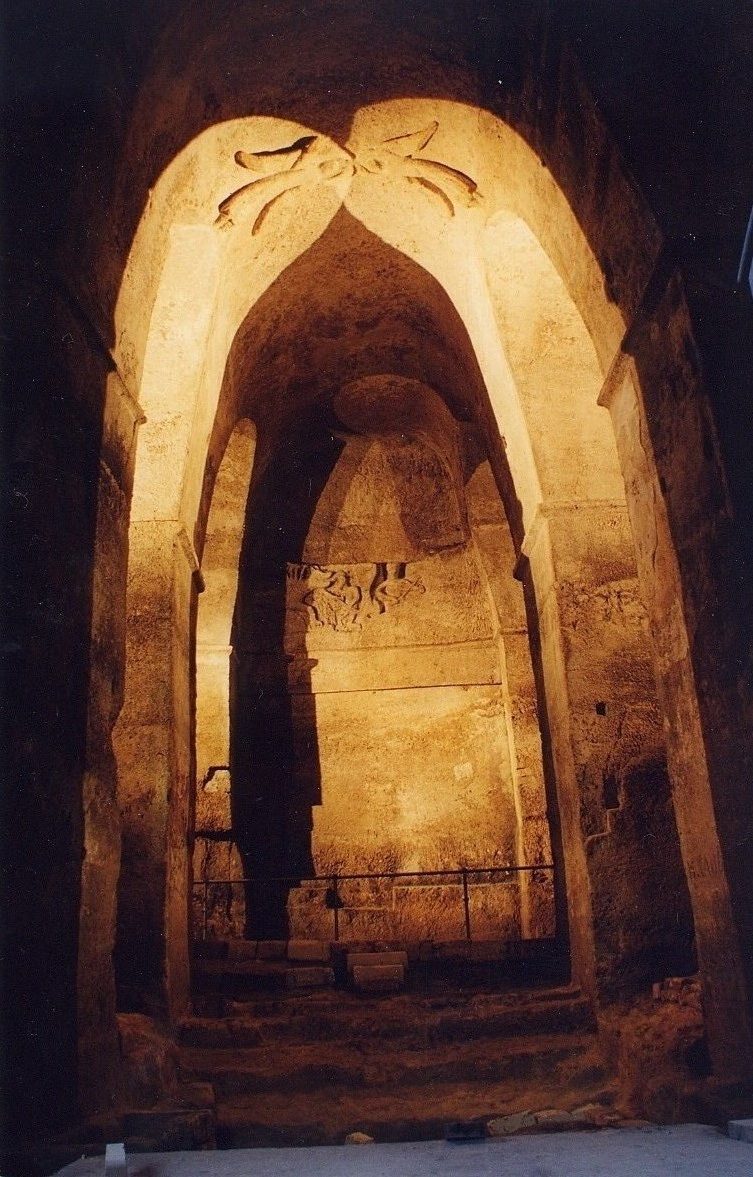 Eglise Monolithe de Saint-Emilion : colonne et mur intérieurs