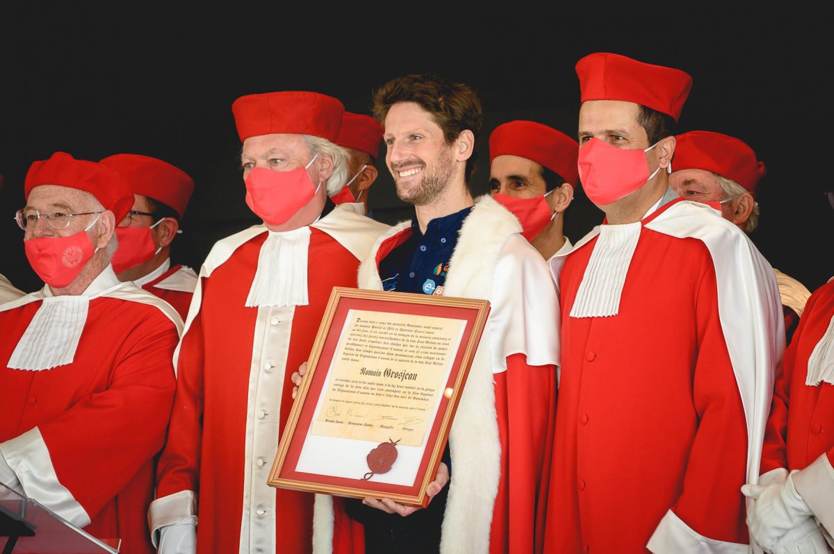 Romain Grosjean encadrés de Jurats avec son diplôme