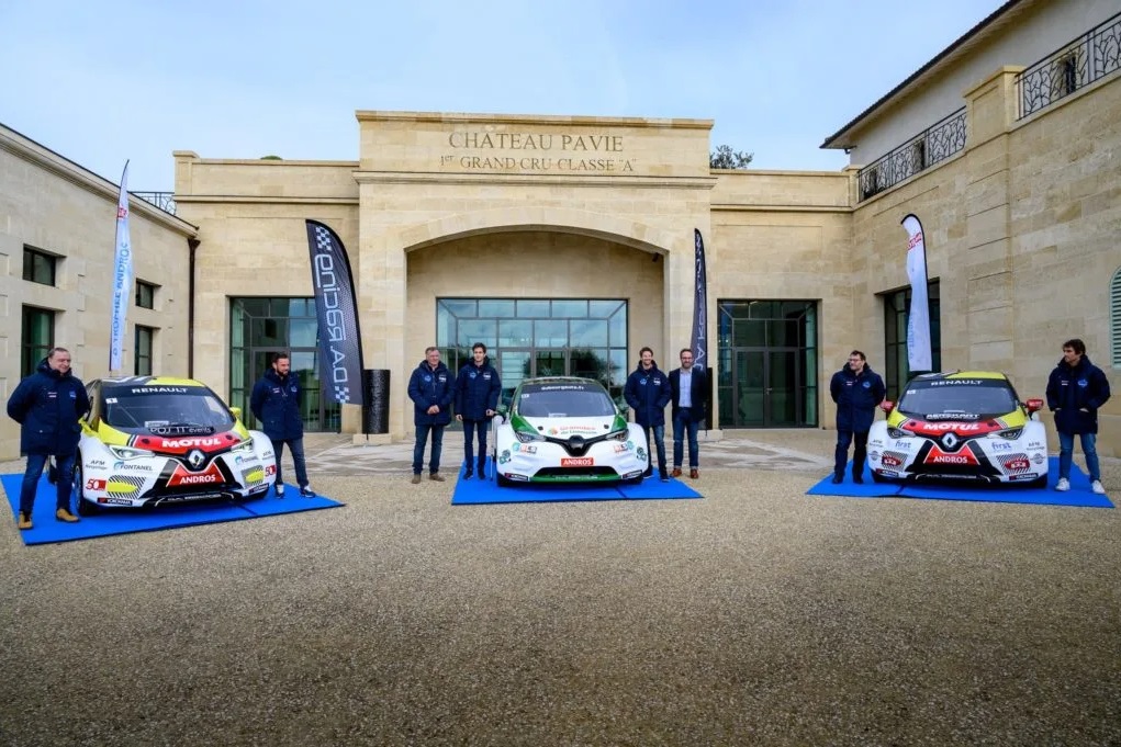 Equipe DA Racing et leurs voitures dans la cours du Château Pavie