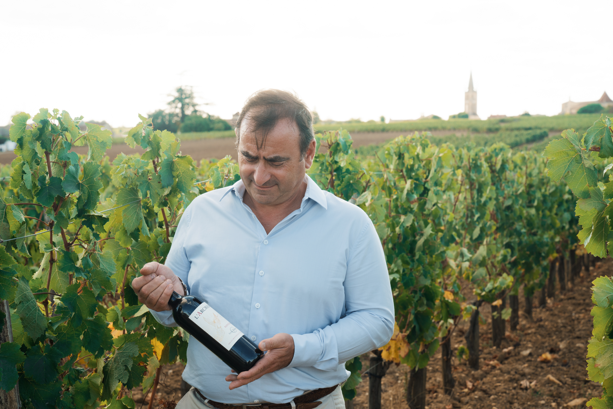 Pascal Chatonnet et son vin l'archange dans son vignoble