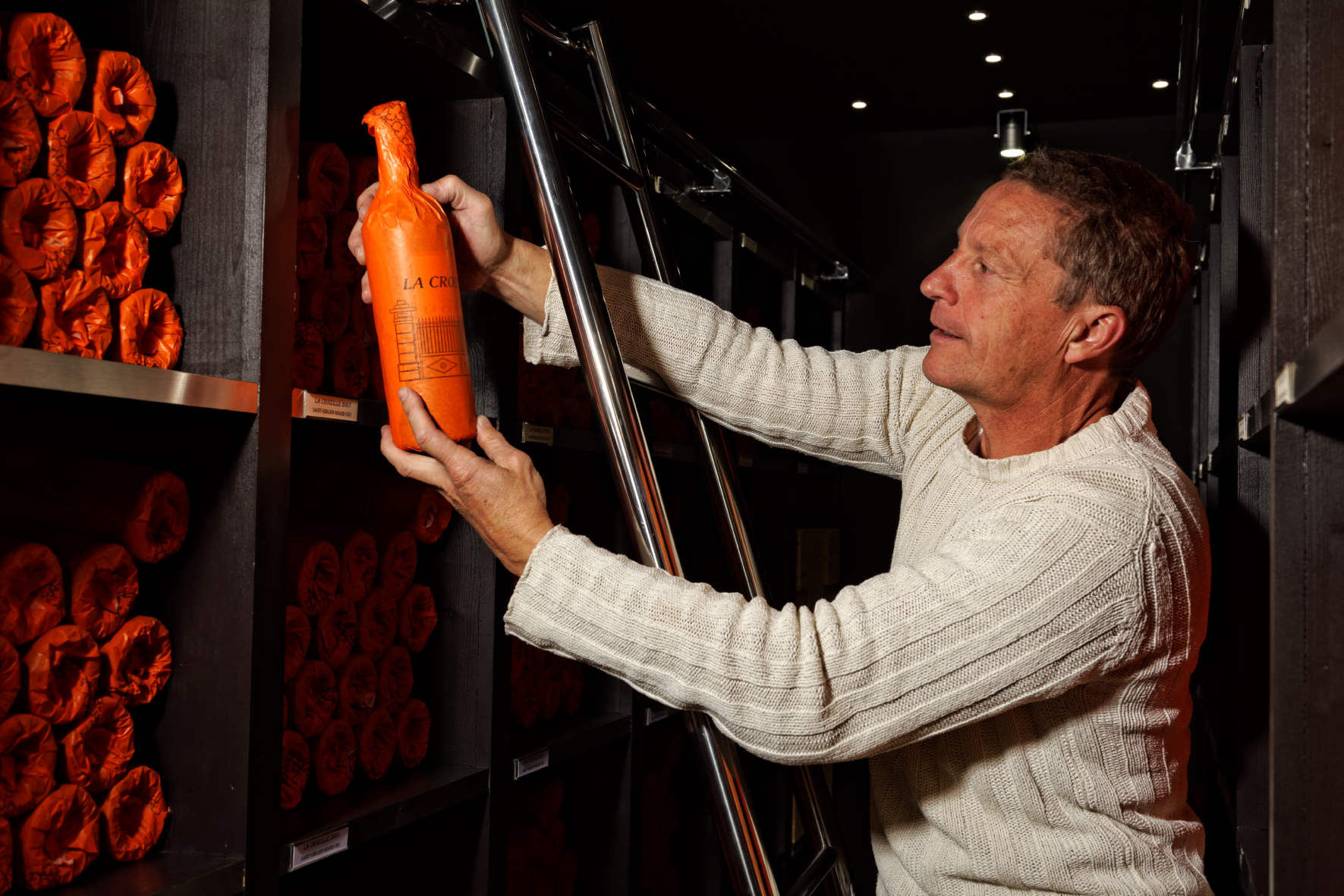 Jean-Michel GARCION tenant une bouteille du Château La Croizille