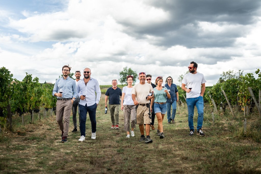 vignerons dans le vignoble de saint-emilion