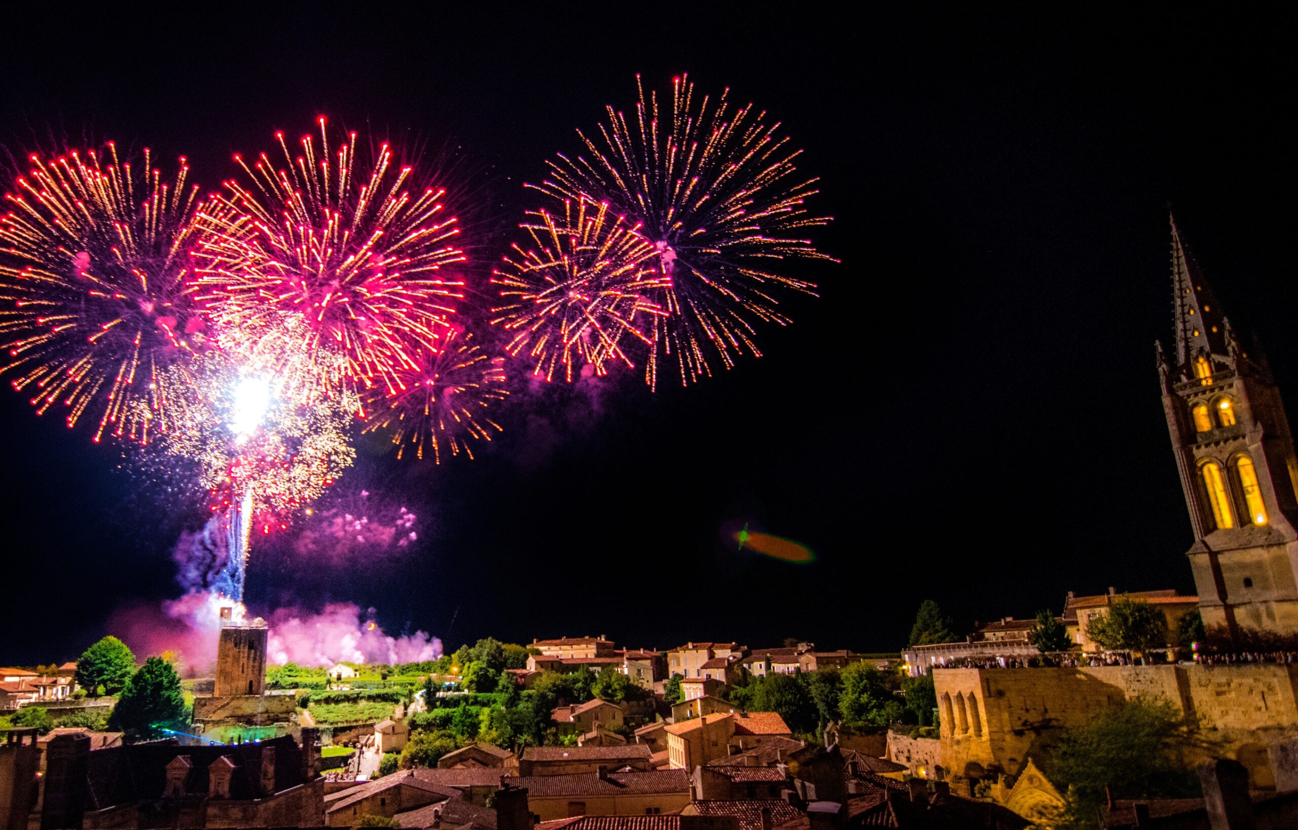 grand feu d'artifice sur la cité vigneronne de saint emilion