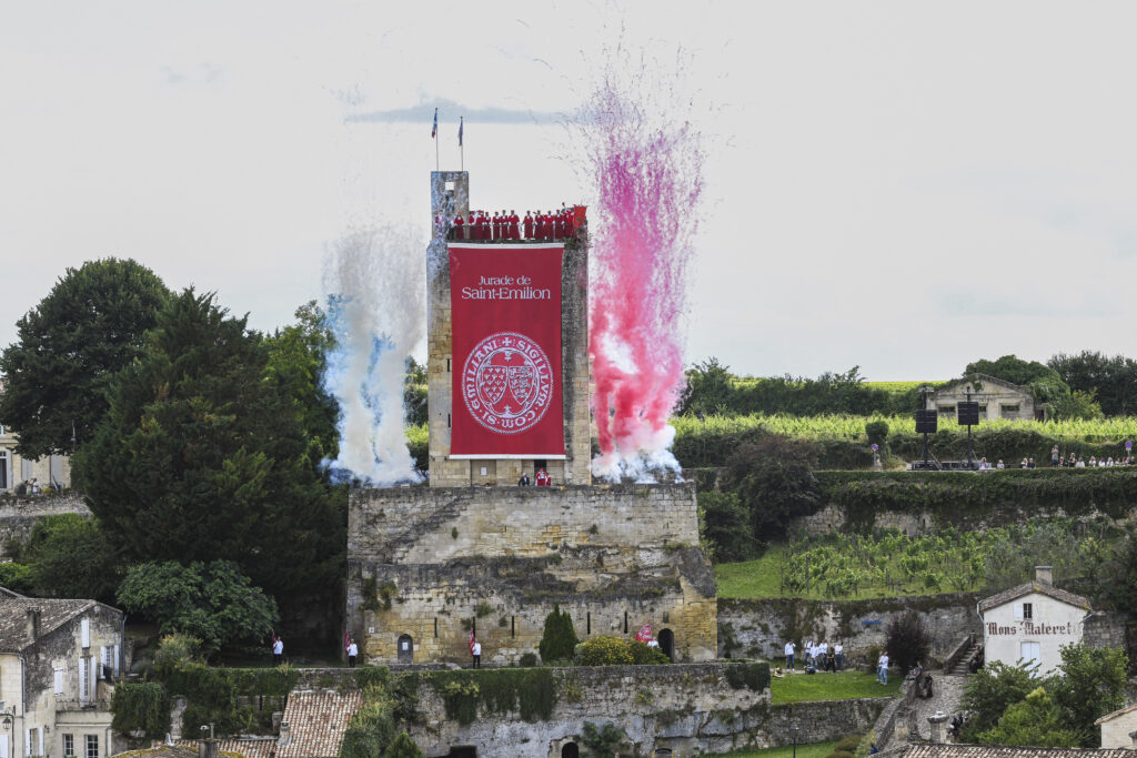 la fête de printemps de la jurade célébrée depuis la tour du roy de saint-emilion