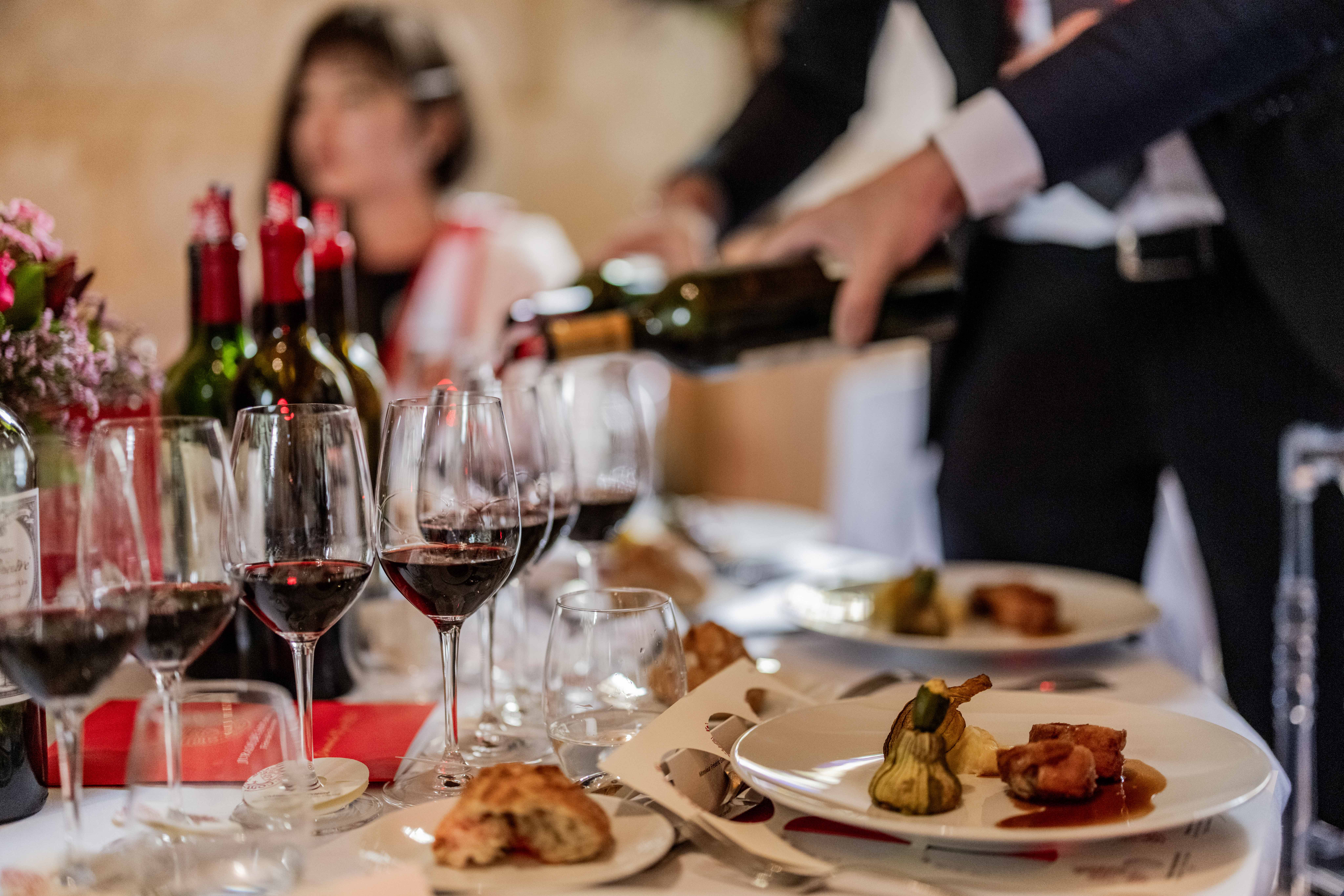 des grands vins rouges de saint-emilion servis pour la fête de printemps de la jurade