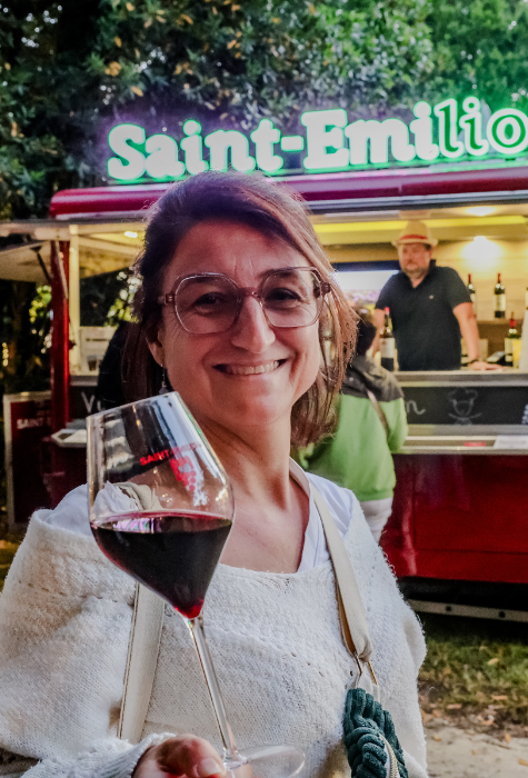 une cliente satisfaite sur une étape du wine trip