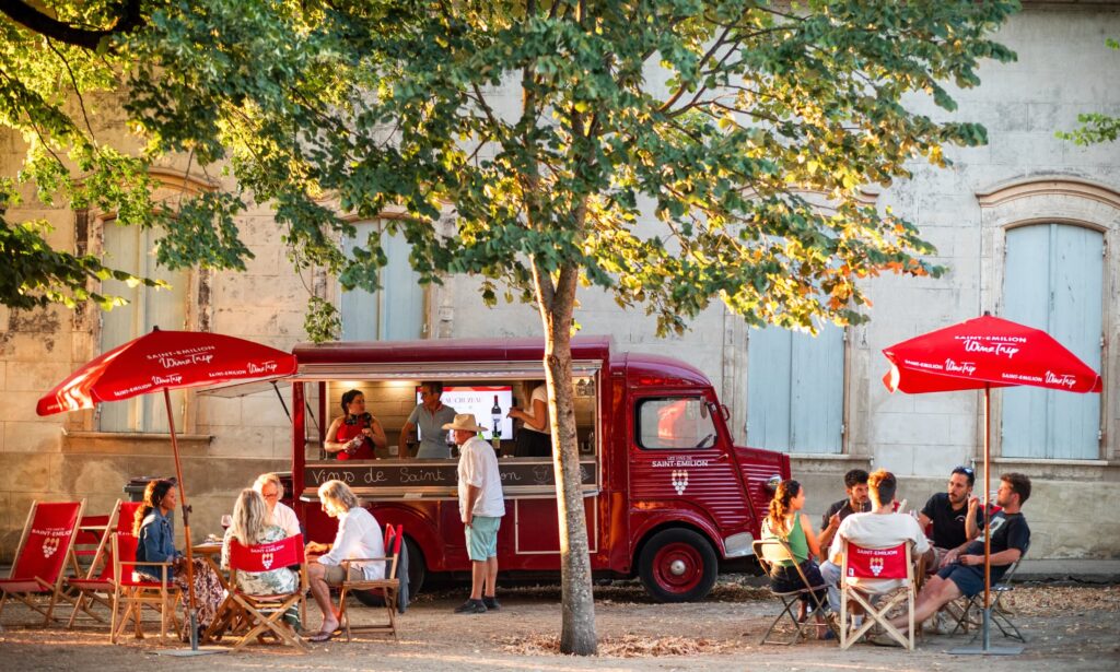 la camionnette rouge du saint-émilion wine trip lors d'une étape
